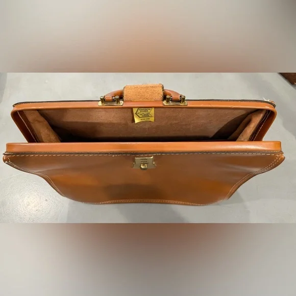 Classic Tan Leather Men's Bag - Picture 3 of 8